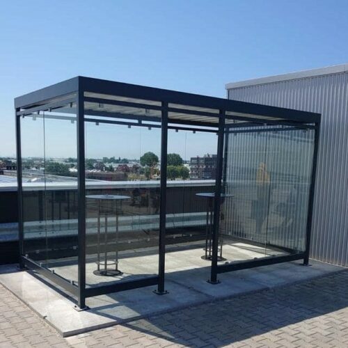 Rookoverkapping Myla 226 Moderne rookabri Myla 4x2m met grote inloopopening en twee rookstatafels geplaatst op betonplaat